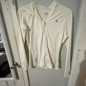 it has pockets inside